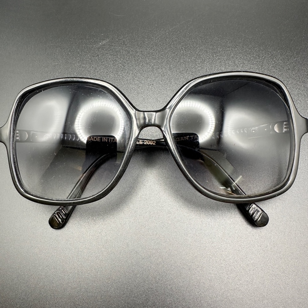 Morgan Taylor Black Sunglasses with Oversized Square Frame and Gradient Lenses